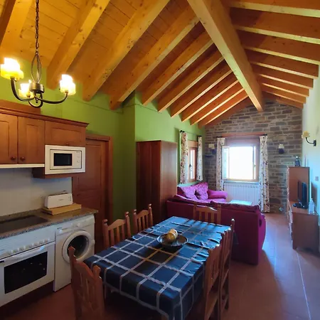 Casas Pirineo, * Aínsa