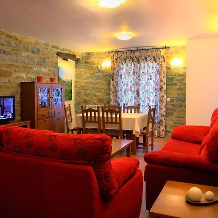 Casas Pirineo, アパート