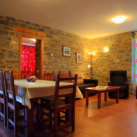 Casas Pirineo, Apartman Aínsa